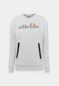 Sudadera gris de manga larga, cuello redondo, bolsillos con cremallera negra y logo "ellesse" en gris con un acento colorido encima.