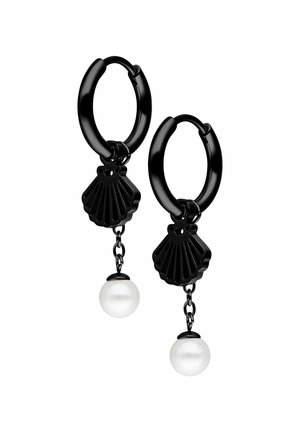 Schwarze Creolen mit einem Muscheldetail und einem Perlenanhänger, die eine glatte, glänzende Oberfläche und ein strukturiertes Hardware-Design aufweisen.
