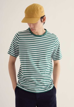 Seasalt Cornwall, SEASALT CORNWALL SEVEN SEAS SAILOR TEE - Nyomott mintás póló - mini cornish ruscus leaf