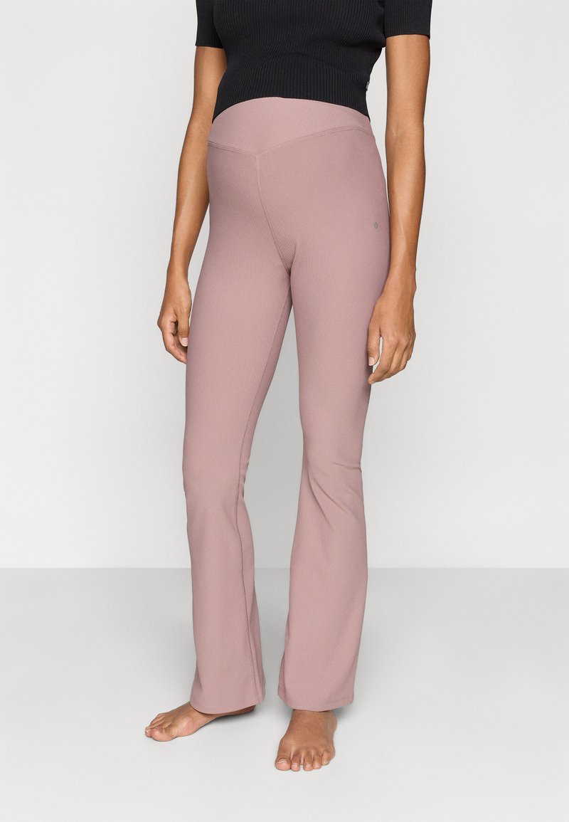 Παντελόνι γιόγκα εγκυμοσύνης σε ανοιχτό μωβ χρώμα, κατασκευασμένο από ριμπ ελαστικό ύφασμα. Διαθέτει φαρδιά κάτω μεριά και ελαστική μέση για υποστήριξη.