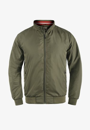 Maslinasto zelena bomber jakna s uspravnim ovratnikom, zatvaranjem na zip, bočnim dzepovima i rebrastim manžetama i donjim rubom. Unutrašnjost s uzorkom crvene i bijele pruge.