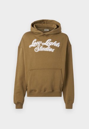 Brun hettegenser med en frontlomme, ribbede mansjetter og hette med snøring. Har hvit brodert tekst "Low Lights Studios."
