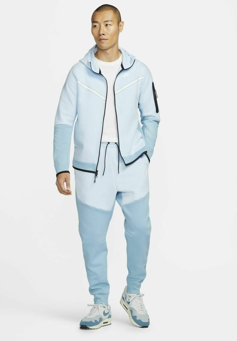 survetement nike bleu et blanc