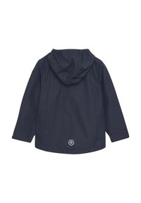 Giacca impermeabile blu navy con cappuccio, caratterizzata da una struttura liscia, maniche lunghe e un piccolo logo sulla parte posteriore vicino all'orlo.