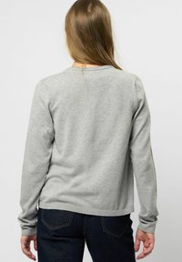 Grijze sweatshirt gemaakt van zacht stof, met een eenvoudige ronde halslijn, lange mouwen en een geribbelde zoom. Effen textuur zonder patroontjes.
