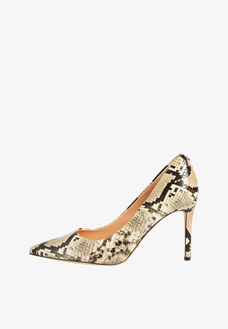 Escarpin pour femme à talon haut et bout pointu, avec une texture effet serpent beige et noir, talon fin, sur fond blanc.