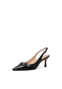 Pump slingback in pelle nera con punta affilata, caratterizzato da dettagli in ottone dorato e un tacco affusolato. Texture liscia, design semplice.