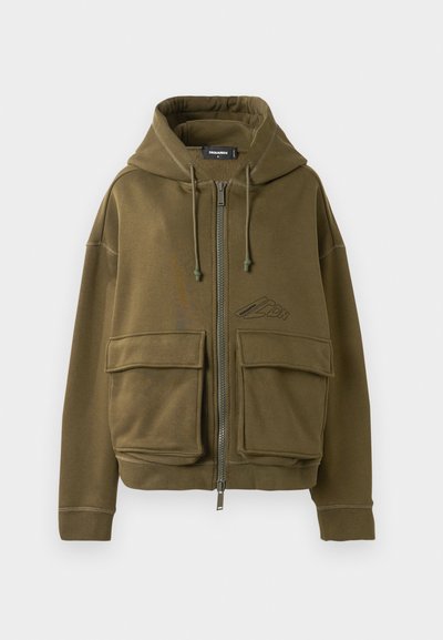 Olivovo zelená mikina na zips s šnúrkami, dvoma veľkými prednými vreckami na klopu, elastickými manžetami a malým logom na ľavej hrudi.