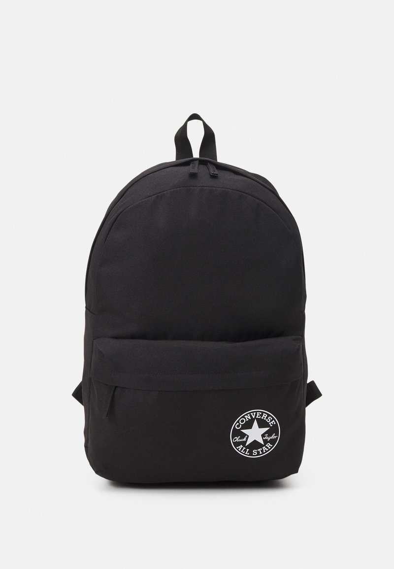 Schwarzer Rucksack aus robustem Material, mit runder Form, Fronttasche und einem bedruckten Logopatch. Zwei verstellbare Träger oben.