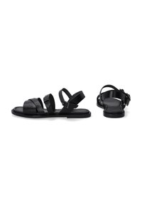 Zwarte leren sandalen met meerdere banden, een gladde textuur, een platte zool en verstelbare enkelbandjes. Eenvoudig ontwerp met een minimalistische stijl.