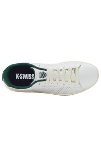 Tenis alb cu accente verzi, laterale perforate, sireturi din bumbac și guler căptușit. Logo-ul K-Swiss pe limbă. Design cu vârf rotund.