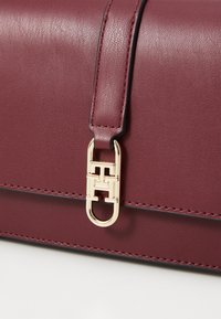 Tommy Hilfiger LIBRE FLAP CROSSOVER - Axelremsväska - deep rouge