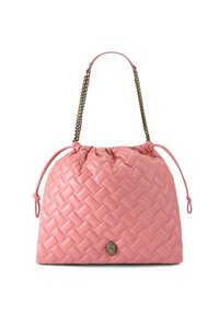 Geweven roze leren handtas met trekkoordsluiting, gouden kettingband en een decoratief embleem aan de voorkant. Zachte, gestructureerde afwerking.