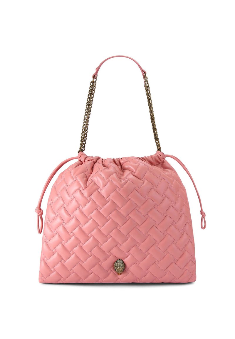Geweven roze leren handtas met trekkoordsluiting, gouden kettingband en een decoratief embleem aan de voorkant. Zachte, gestructureerde afwerking.