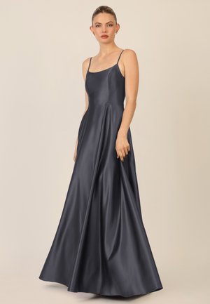 Langes, dunkelgraues Satin-Kleid mit dünnen Trägern, einem eng anliegenden Oberteil und einem schwingenden, A-Linien-Rock mit glatter Textur und minimalem Detail.