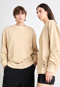 Tommy Jeans CLASSIC CREW UNISEX - Sweatshirt - gentle gold