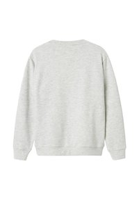 Sweatshirt gris avec un col rond et des manches longues. Fabriqué en tissu doux et texturé. Ne comporte pas de marque ou de graphismes visibles.