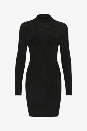 Vestido preto de malha canelada com colarinho alto falso, mangas longas e silhueta ajustada, apresentando um brilho subtil e uma textura suave.