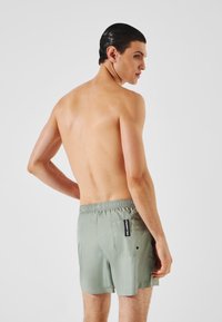 KARL LAGERFELD LOGO SHORT - Plavecké šortky - iceberg green