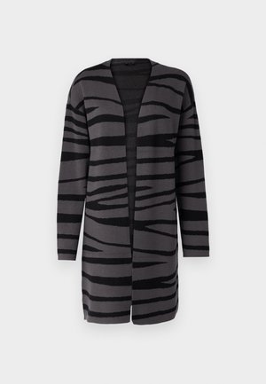 Cardigan long avec un motif rayé zèbre noir et gris, design à ouverture devant, fabriqué en tissu doux et texturé avec des manches longues.