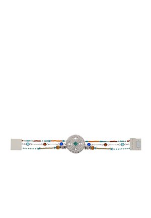 Bracelet en perles avec médaillon central en ton argent, présentant des accents turquoise et bleu, entrecoupés de petites perles colorées et de chaînes.