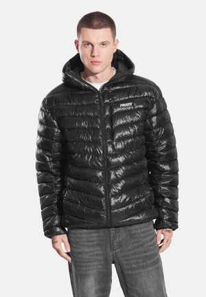 Czarna kurtka puchowa o błyszczącej, pikowanej fakturze, z zamkiem błyskawicznym i kapturem. Na piersi małe logo. Casualowy krój.