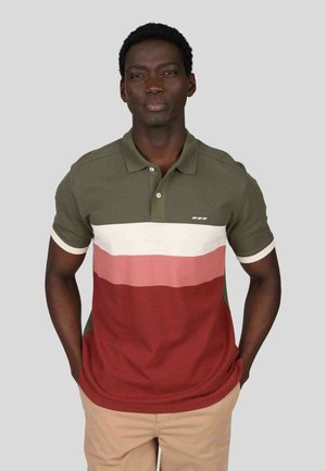 Polo-shirt à manches courtes pour hommes en vert olive, avec des rayures horizontales blanches, rose clair et bordeaux. Texture douce, coupe classique.