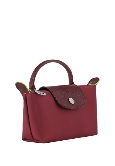 Rote Nylon-Handtasche mit einer Klappe aus braunem Leder, grünen Akzenten an den Kanten und einem kurzen Griff. Verfügt über einen silbernen Druckknopfverschluss und ein Logo-Detail.