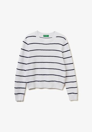 Suéter blanco de manga larga con rayas horizontales azul marino. Presenta un cuello y puños acanalados, y un dobladillo recortado. Textura suave.