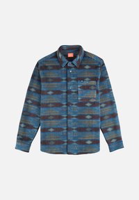 chemise en flanelle à motifs en bleu, marron et beige avec un design à boutons, des manches longues et une poche poitrine unique. Texture douce.