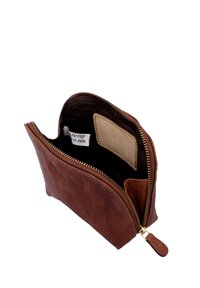 Pochette in pelle marrone con zip superiore. L'interno presenta una fodera scura e una tasca beige. Esterno testurizzato con minimi dettagli di cucitura.