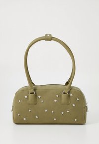 Maslinastozelena torba za nošenje u ruci s dva rukohvata, izrađena od mekanog materijala, ukrašena srebrnim zvjezdicama i perlicama preko prednje strane te zatvaračem na patent.