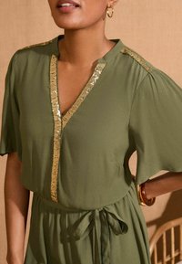 Love & Roses REGULAR FIT - SEQUIN BELTED SHORT SLEEVE - Dnevna haljina - khaki green