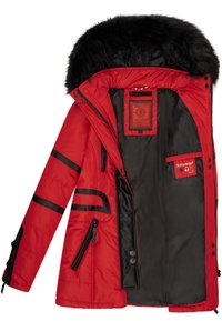 Rode gewatteerde jas met zwarte accenten, nepgroen capuchon, ritszakken en een zwarte binnenkant. Beschikt over knoop- en ritssluitingen.