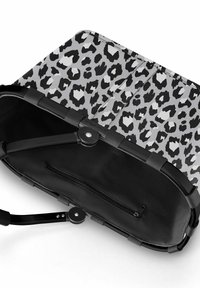 Bolso de estampado de leopardo en negro y gris con un exterior suave, interior negro en contraste, que presenta un bolsillo con cremallera y un asa resistente.
