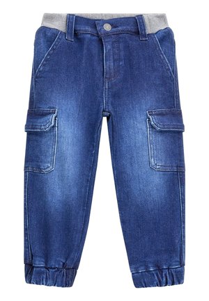 Pantaloni cargo in denim con una fascia elastica grigia in vita, dotati di tasche laterali, polsini arricciati e una tonalità di blu sbiadita.
