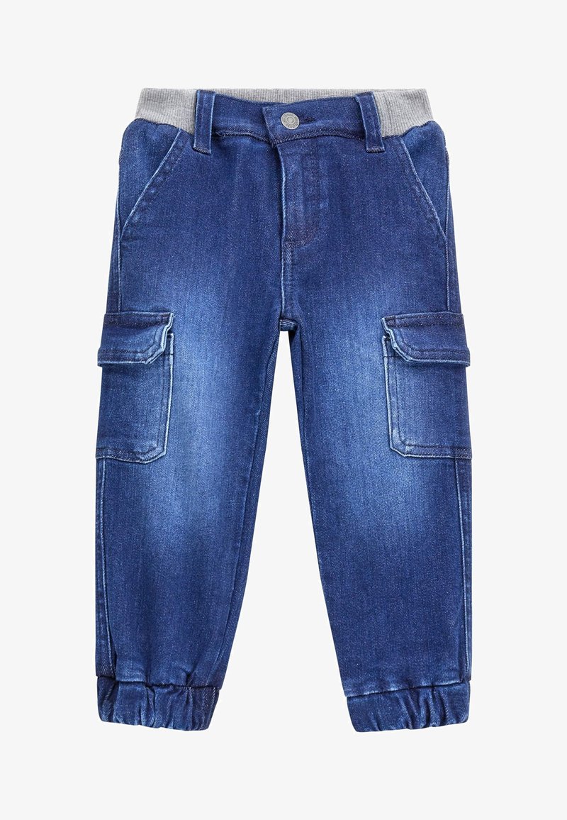 Pantaloni cargo in denim con una fascia elastica grigia in vita, dotati di tasche laterali, polsini arricciati e una tonalità di blu sbiadita.