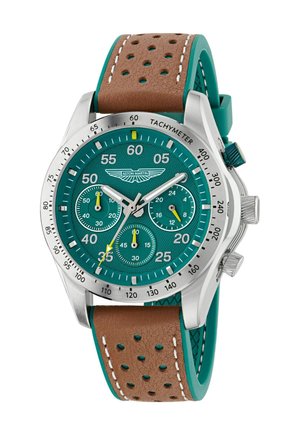 Orologio da polso cronografo con quadrante turchese, cassa argentata, lunetta tachimetrica, tre quadranti secondari, accenti gialli e cinturino in pelle marrone traforata con bordi turchesi.