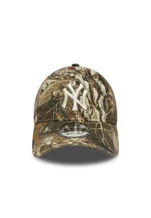Casquette de baseball à motif camouflage en marron, vert et beige, avec un logo blanc brodé. Lanière réglable à l'arrière pour ajuster la taille.