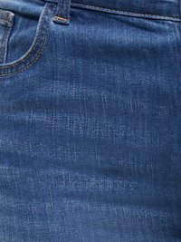 Gros plan sur un tissu en jean bleu montrant une poche avant et une passants de ceinture avec des détails de couture visibles.