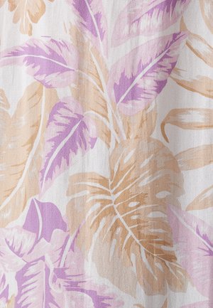 Tissu floral présentant de grandes feuilles texturées dans des teintes douces de lavande et de beige sur fond blanc, avec un tissage lisse et léger.