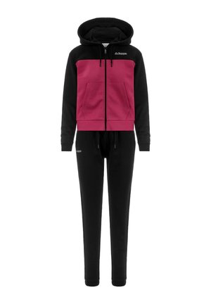 Felpa nera e rosso scuro con zip, tasche frontali e pantaloni jogger neri abbinati, entrambi con piccoli loghi Kappa.