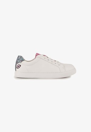 Sneakers blancs avec un dessus en cuir lisse. Dotés d'un accent de talon pailleté rose et bleu, de bouts ronds et de lacets plats. Design minimaliste.