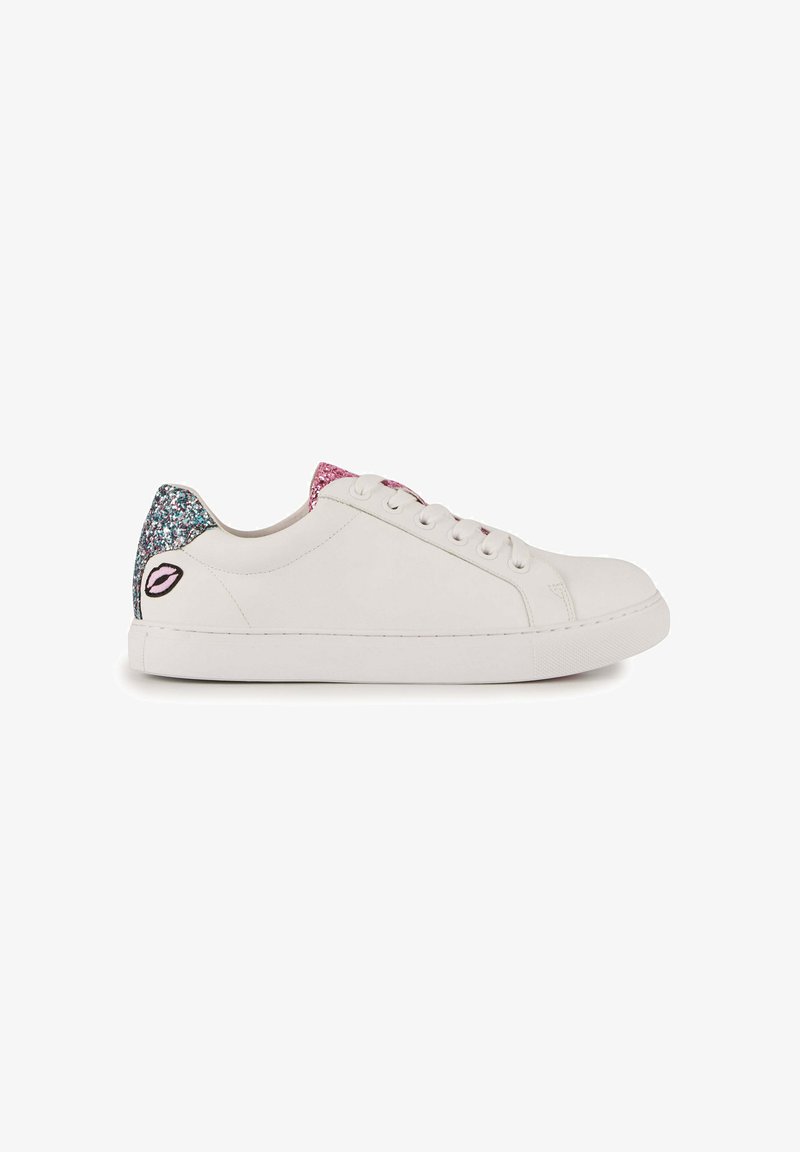Sneakers blancs avec un dessus en cuir lisse. Dotés d'un accent de talon pailleté rose et bleu, de bouts ronds et de lacets plats. Design minimaliste.
