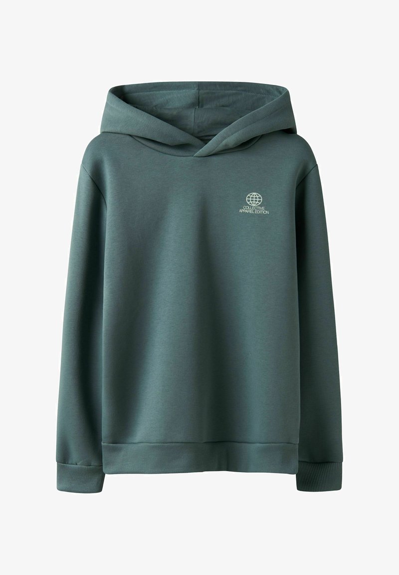 Hooded džemperis bālā teal krāsā, izgatavots no mīkstas auduma. Tam ir priekšējais logo baltā krāsā un ribotas aproces un apakšmalas, lai nodrošinātu ciešu piegulšanu.