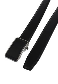 Schwarzer Ledergürtel mit einer rechteckigen silbernen Schnalle, die eine strukturierte Oberfläche und glatte Kanten aufweist. Das Band ist flach und breit.