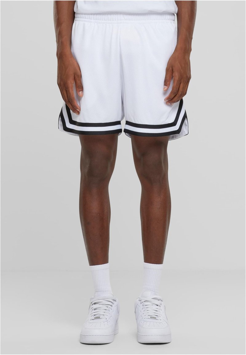 Shorts de sport blancs avec des rayures noires sur les côtés, fabriqués en tissu maillé respirant, dotés d'une taille élastique et d'une coupe décontractée.