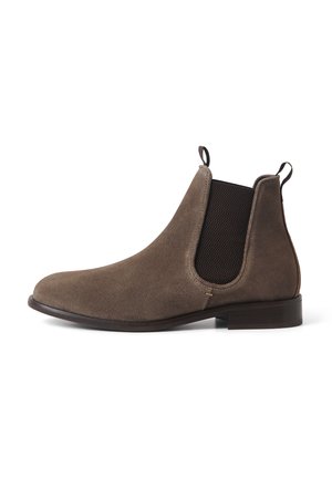 Braune Wildleder Chelsea-Boots mit elastischen Seiteneinsätzen, Zugschlaufen und einem niedrigen, gestapelten Absatz. Glatte Oberfläche mit einem runden Zehendesign.
