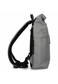 Borsa a tracolla grigia con design a roll-top, superficie testurizzata, tracolla nera a contrasto, tasca laterale con zip e motivo geometrico sul tessuto.