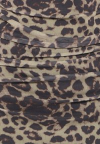 Tessuto con stampa leopardata caratterizzato da morbide pieghe a strati in beige e nero. La texture sembra liscia con una lieve lucentezza.